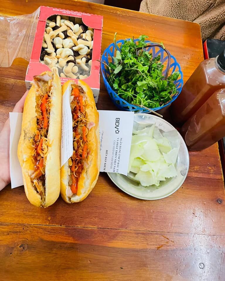 Bánh mì Bảy Ngân chân cầu Đò Quan