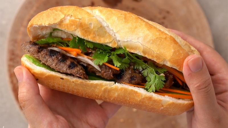 Bánh mì bò nướng BBQ. Ảnh: Internet