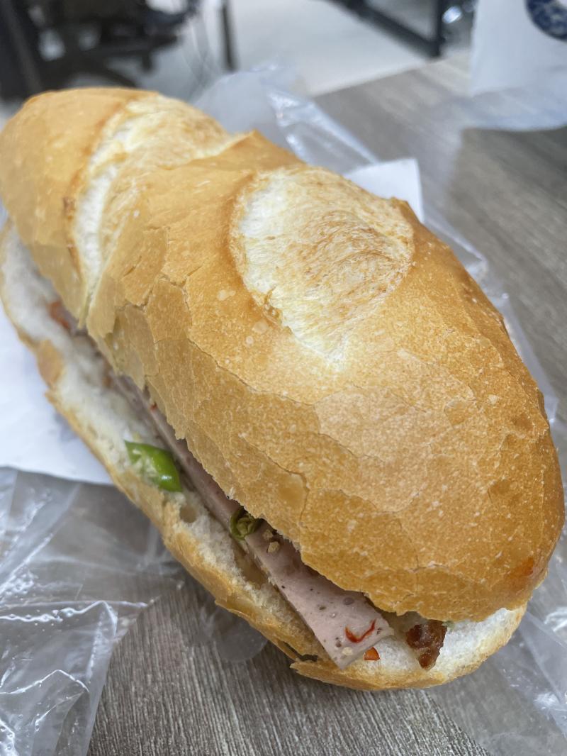 Bánh Mì Chả Cá Nóng