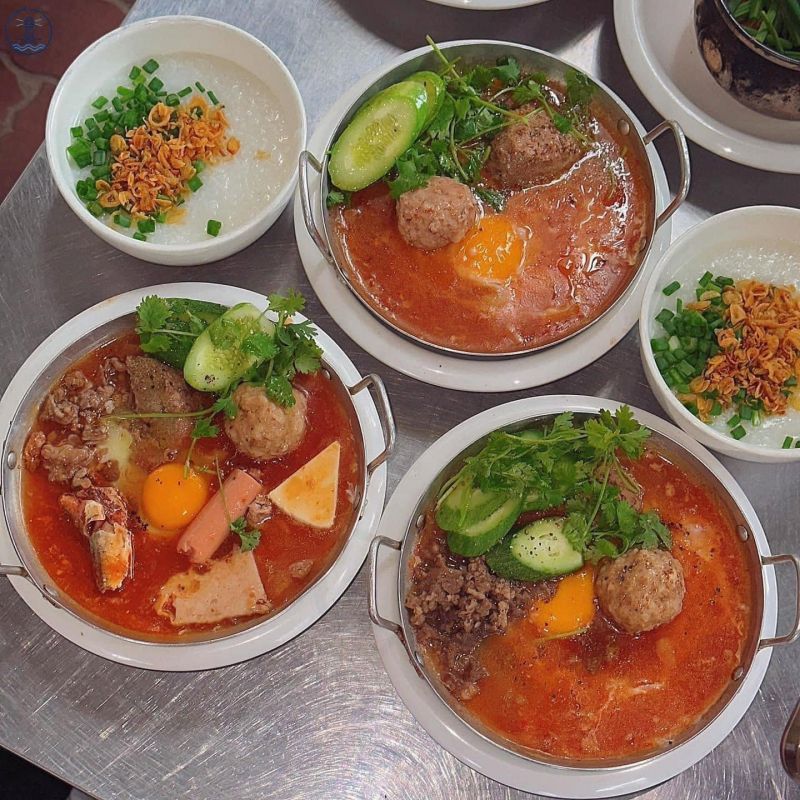 Bánh mì chảo nóng hổi, đầy ụ topping