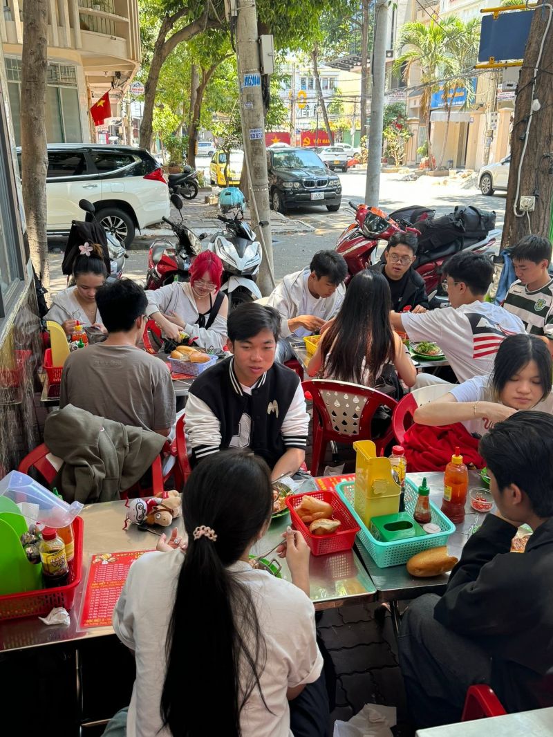 Hình ảnh các bạn trẻ đên quán ăn vào buổi sáng