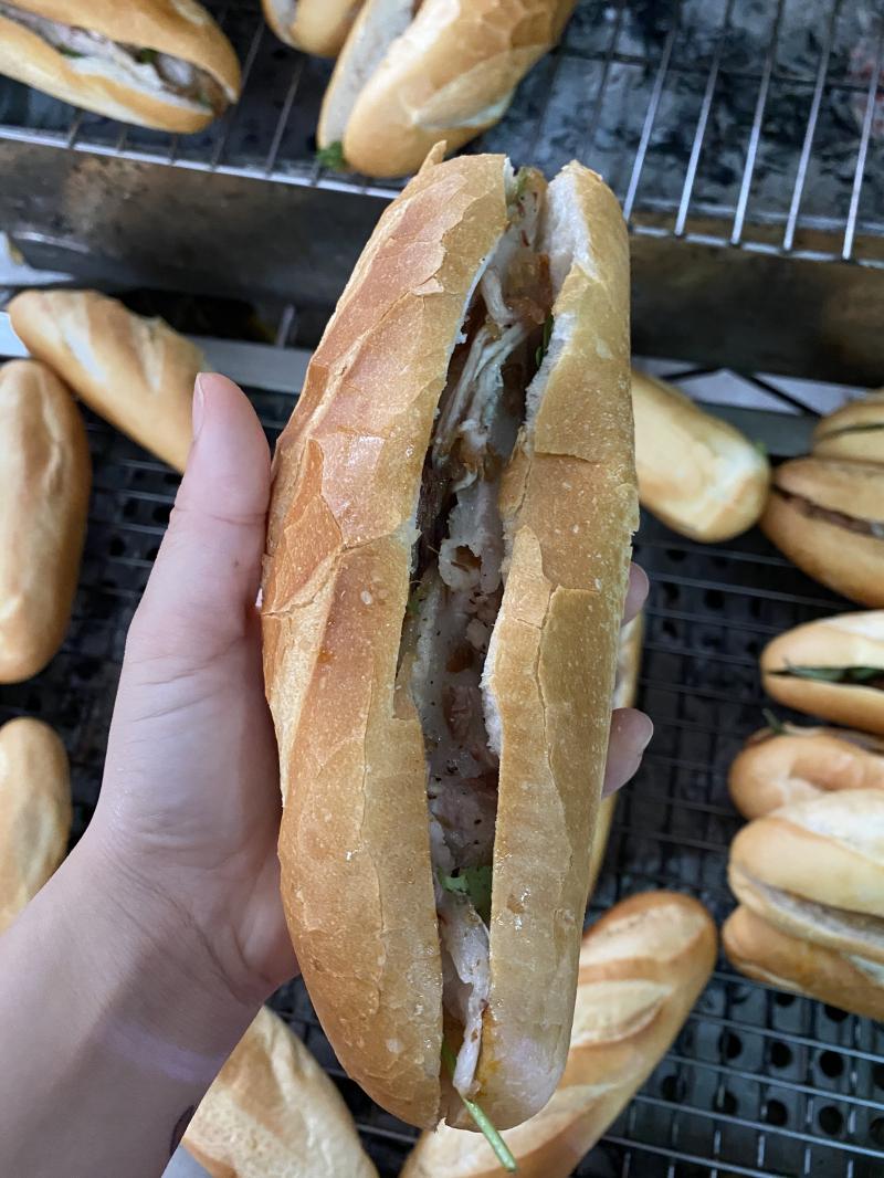 Bánh Mì Heo Quay Dì Lài