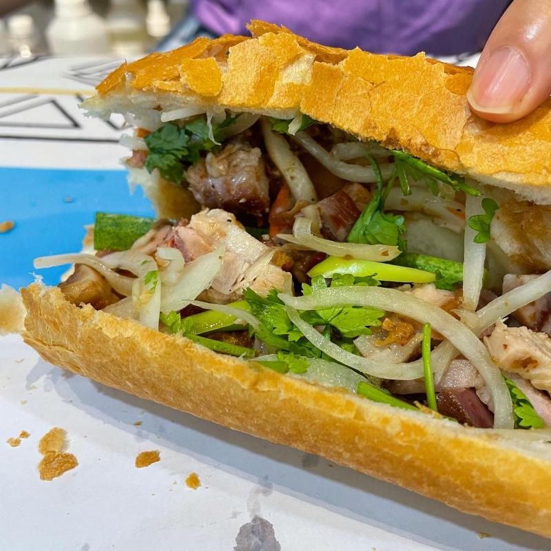 Bánh Mì Heo Quay Tuyền Ký