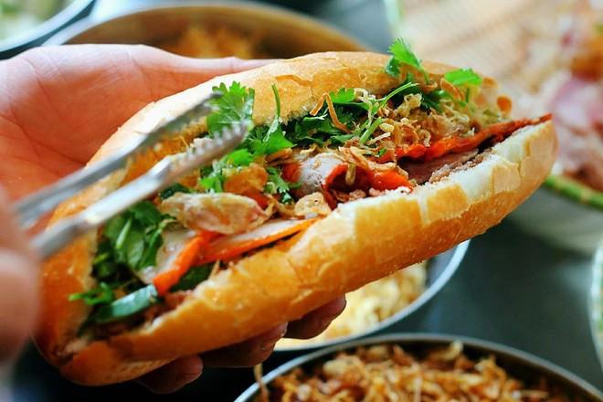 Bánh mì kẹp là món ăn nhiều người ưa thích vào bữa sáng