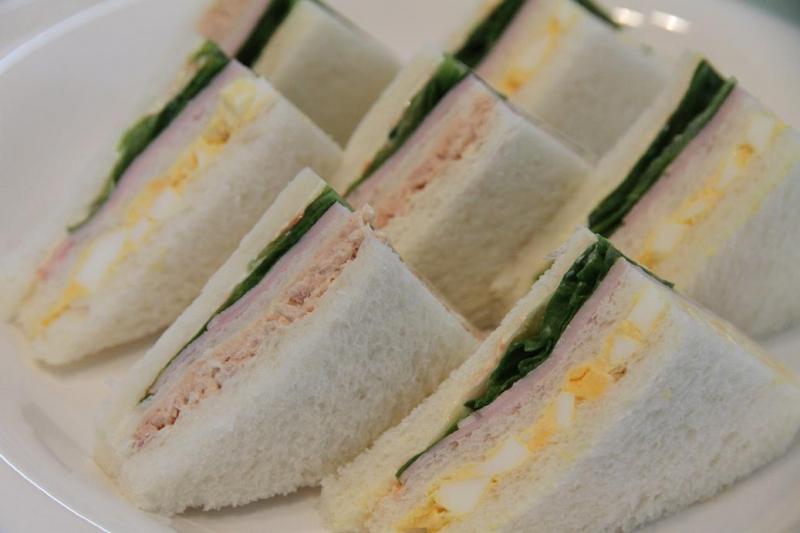 Bánh mì kẹp cá ngừ