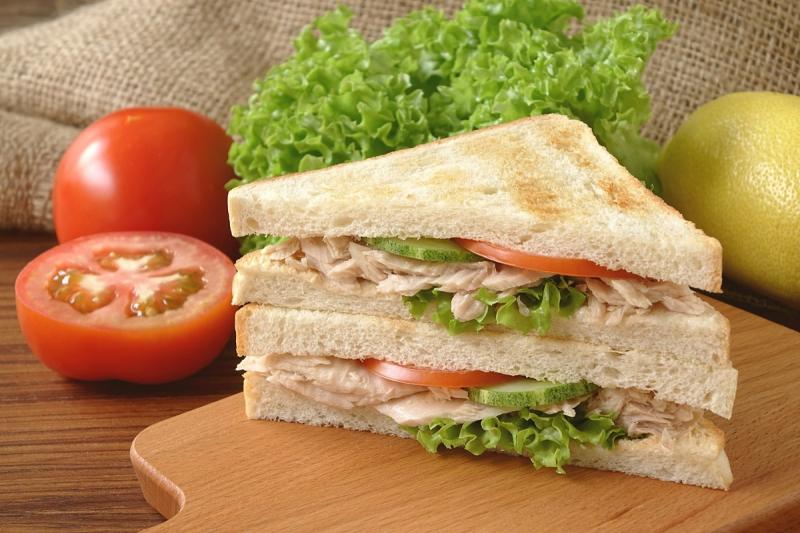 Bánh mì kẹp cá ngừ