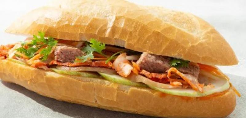 Bánh mì heo quay tại Như Lan với nhân đầy ụ