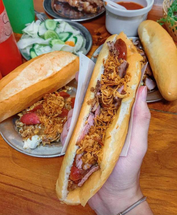 Bánh mì pate chân cầu Đò Quan.