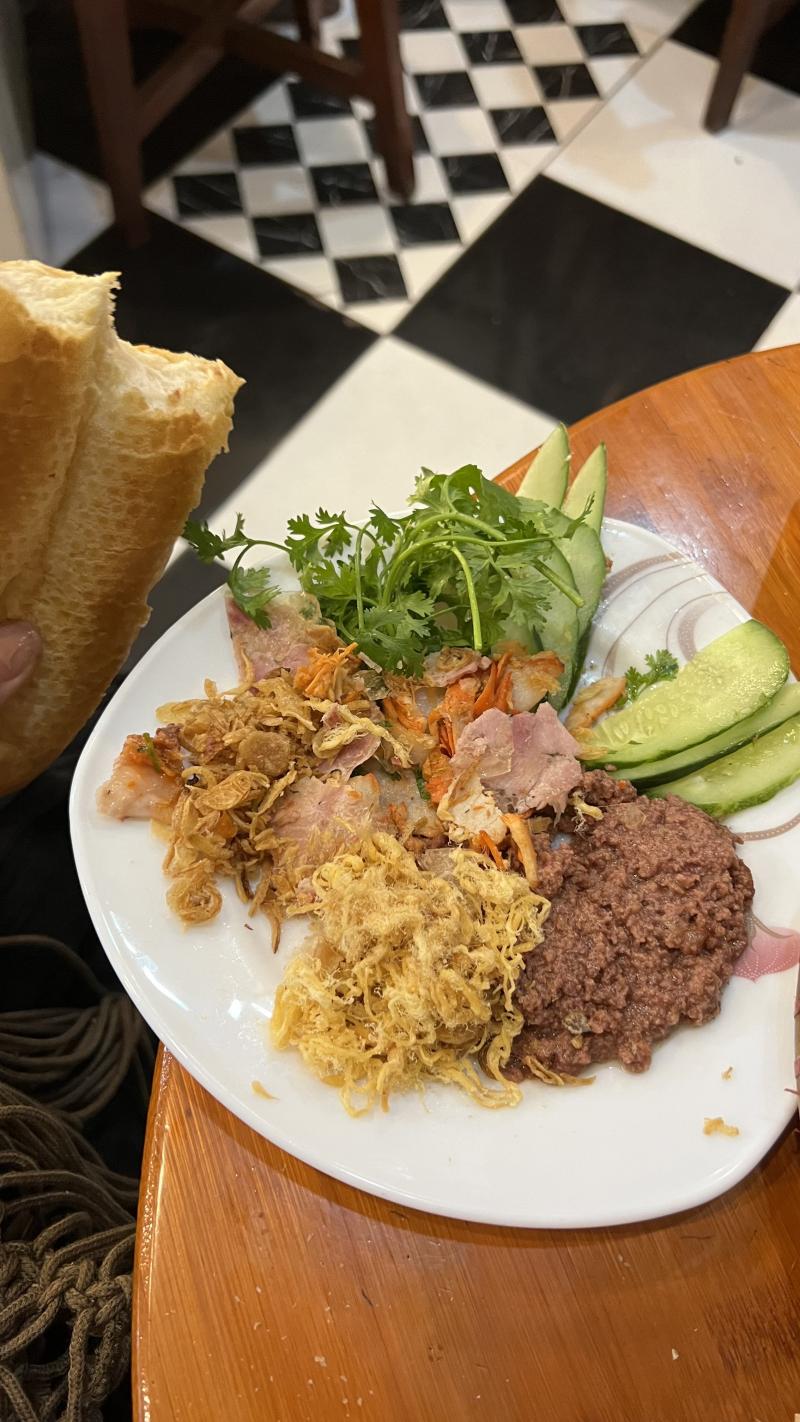 Bánh mì pate chả cá - Bánh Mì Lãn Ông