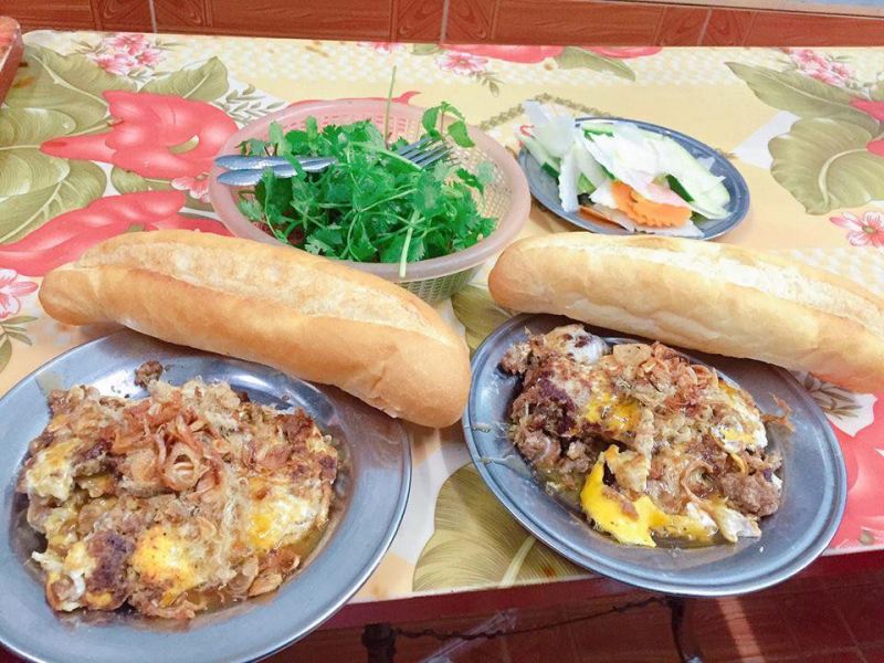 Bánh mì pate chân cầu Đò Quan