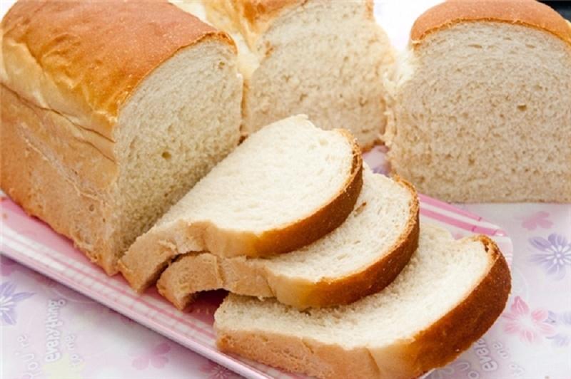 Thay bánh mì trắng sang bánh mì đen vì có chứa nhiều chất xơ hạn chế táo bón