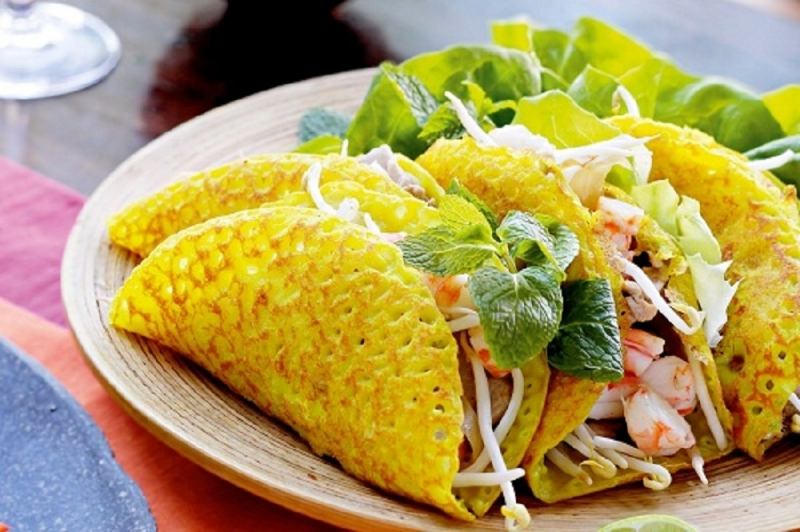 Bánh xèo vàng ươm.