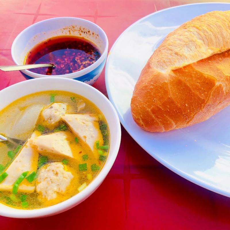 Bánh Mì Xíu Mại Phúc Hân