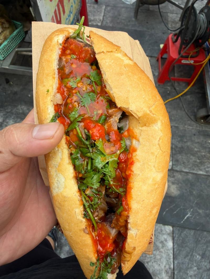 Bánh mỳ thịt quay Hoàng Sâm