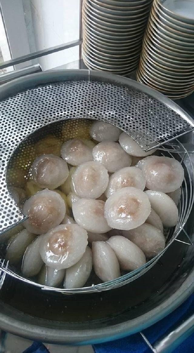 Một phần bánh chỉ có giá 20.000 đồng