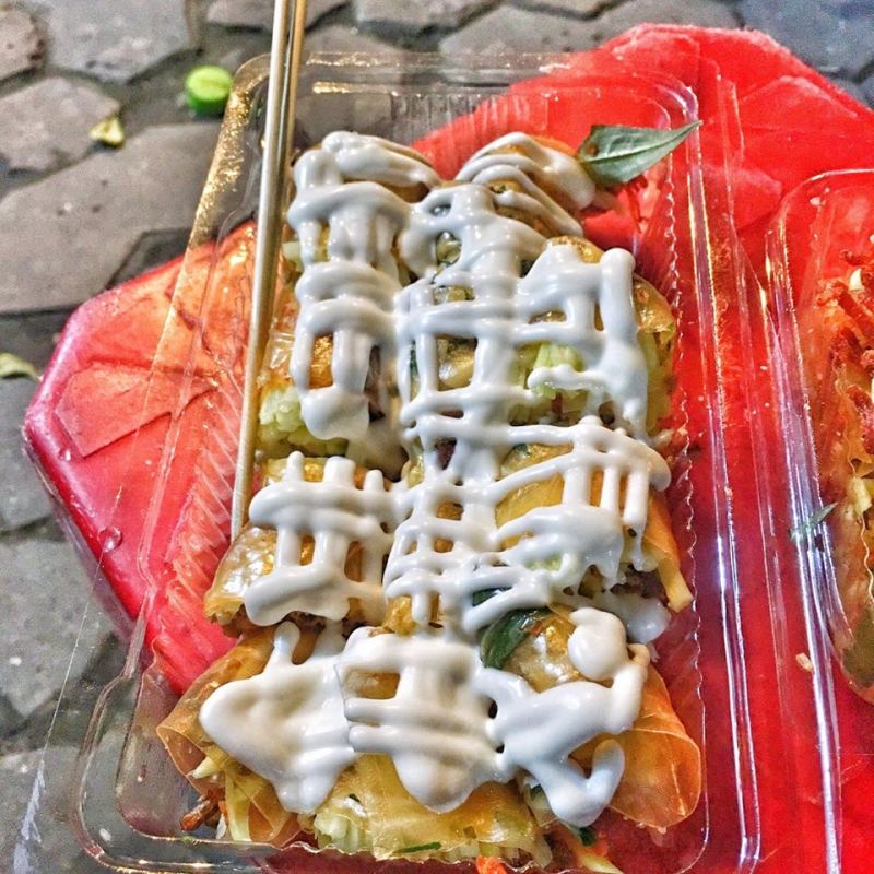 Bánh tráng trộn Khâm Thiên không phải xa lạ đối với những người thích bánh tráng trộn ở Hà Thành.