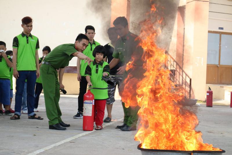 Báo cho người lớn khi phát hiện có cháy