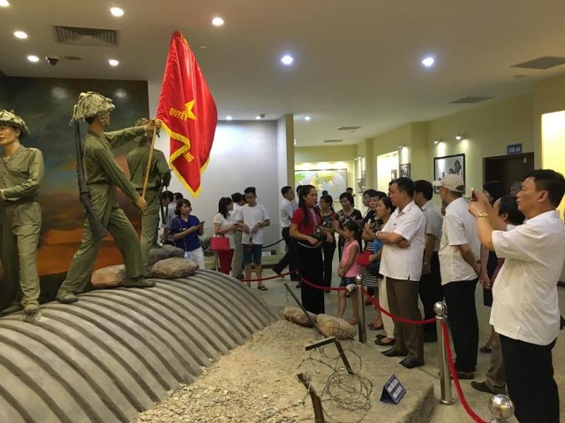 Listen to explanations in the Dien Bien Phu Victory Museum