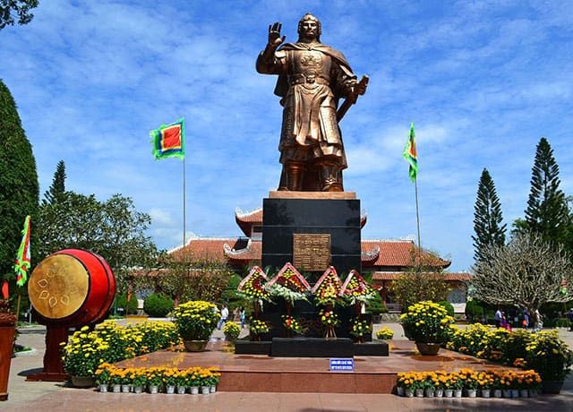 Tượng đài hoàng đế Quang Trung
