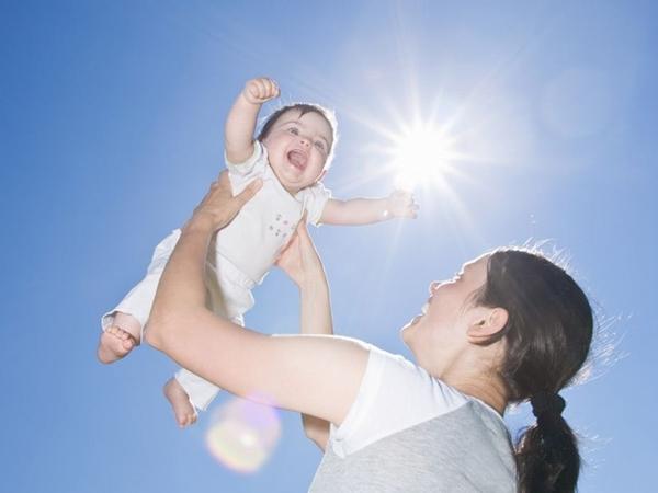 Trên thực tế, bạn có biết rằng chỉ cần 10 hoặc 15 phút tiếp xúc với ánh nắng Mặt Trời là đủ để đốt cháy da của em bé hoặc trẻ em.