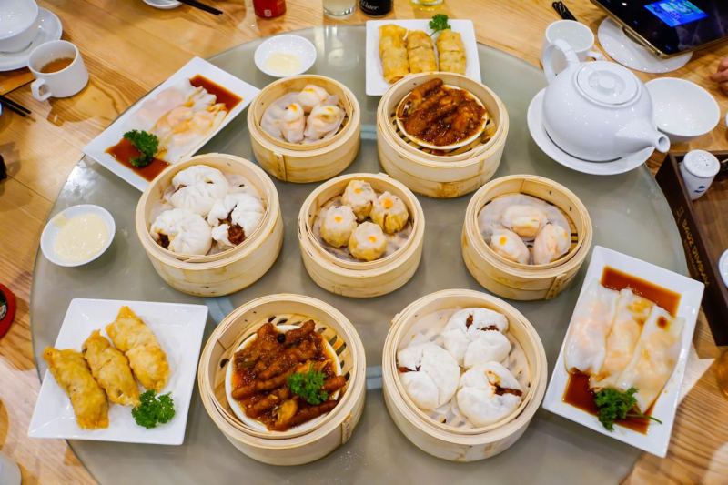 Bàn ăn khá đầy đủ và sang trọng tạo Baoz Dimsum