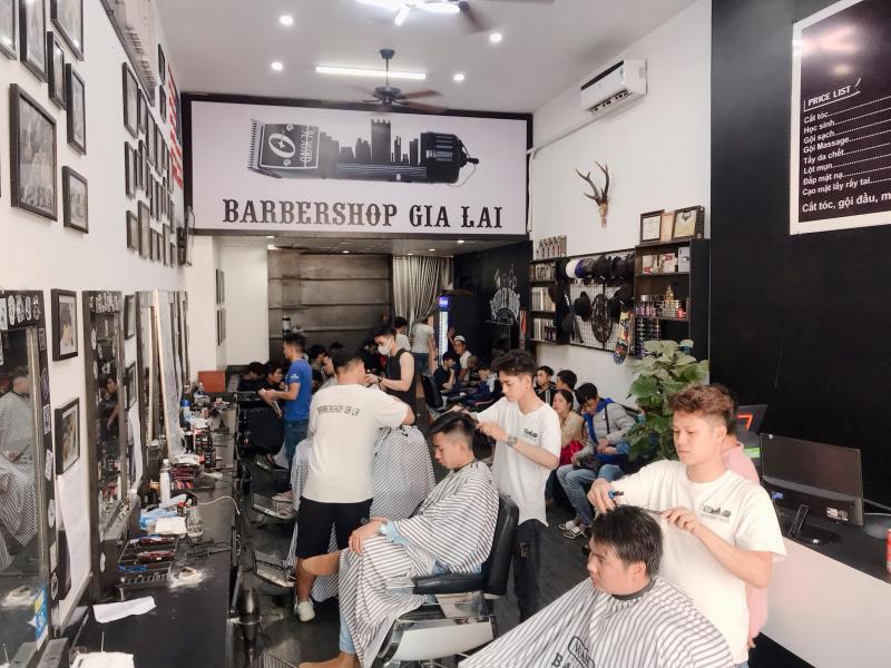 Top 10 Barber Shop Pleiku - bảo đảm mang tới cho bạn trải nghiệm tuyệt vời nhất về một tiệm cắt tóc chuyên nghiệp và tinh tế. Không gian hiện đại, nhân viên tay nghề cao và giá cả phải chăng - gìn giữ sự hoàn hảo của bạn từ việc cắt tóc đến chăm sóc râu.