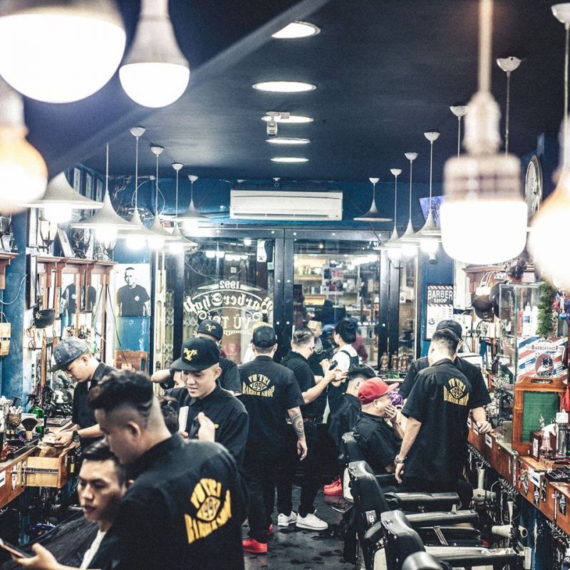 Tiệm Barber Shop Vũ Trí đã trở thành điểm đến quen thuộc của nhiều bạn trẻ Sài Thành yêu thích phong cách hip hop, yêu thích vể đẹp hằm hố hay đơn giản là đam mê với nghệ thuật tạo kiểu tóc tại đây