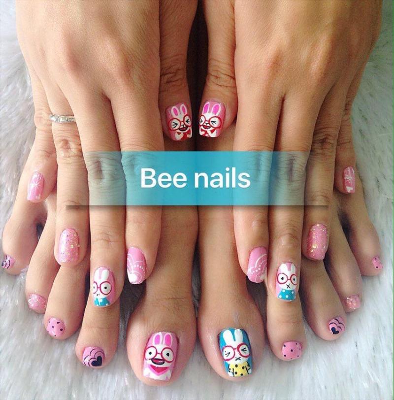 Bee nails