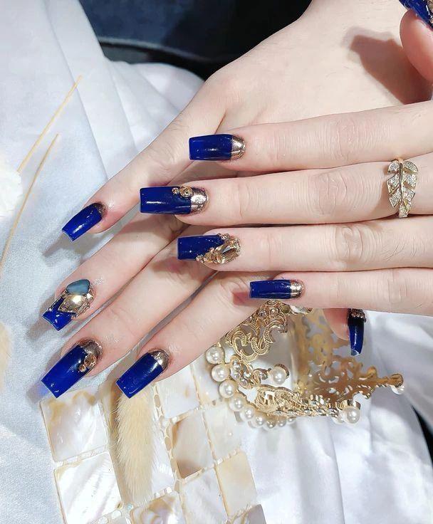 Bee Nails Beauty Salon: Tựa như một hội tụ của bầy ong lai tinh tế, Bee Nails Beauty Salon tự hào là nơi chuyên phục vụ làm đẹp cho móng tay uyển chuyển như đàn ong tìm nguồn hoa. Không chỉ sở hữu một đội ngũ chuyên viên giỏi, Bee Nails còn sử dụng những sản phẩm cao cấp của các thương hiệu nổi tiếng để mang đến chất lượng tối ưu cho khách hàng.