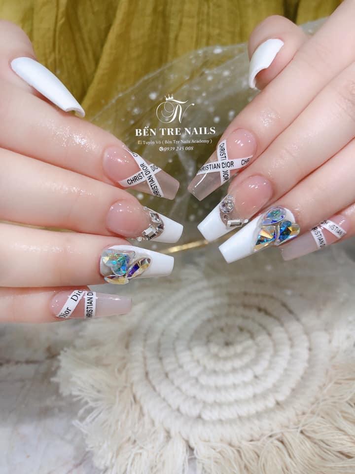 Tiệm làm nail đẹp TP. Bến Tre: Chào mừng bạn đến với tiệm làm nail đẹp tại TP. Bến Tre! Với trang thiết bị hiện đại và nhân viên có kinh nghiệm, chúng tôi sẽ làm cho bộ móng của bạn trở nên tuyệt đẹp và đầy sức sống. Hãy đến và thư giãn trong không gian sang trọng của chúng tôi.