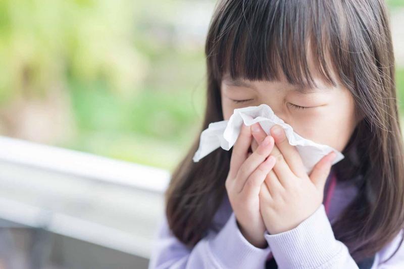 Trẻ bị nhiễm cúm do thay đổi thời tiết