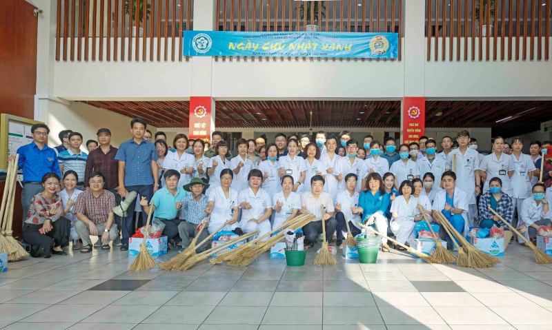 Cán bộ nhân viên Y tế tham gia Chương trình “Ngày Chủ nhật xanh” chụp ảnh lưu niệm