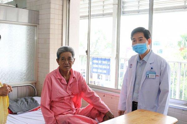Tiến sĩ/ Bác sĩ Lâm Việt Trung trưởng khoa ngoại tiêu hóa bệnh viện chợ rẫy thăm khám bệnh nhân sau phẫu thuật