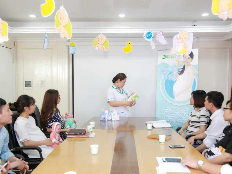 Bệnh viện ĐKQT Thu Cúc tổ chức lớp học tiền sản để đáp ứng nhu cầu và cung cấp những kiến thức, kỹ năng cần thiết, phù hợp với mẹ bầu ở các giai đoạn khác nhau trong thai kỳ.