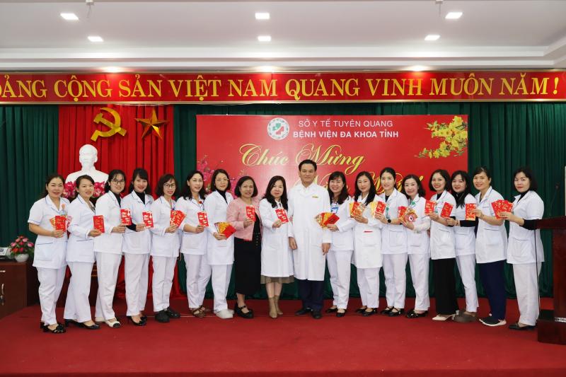 Đội ngũ y bác sĩ tại Bệnh viện Đa khoa tỉnh Tuyên Quang