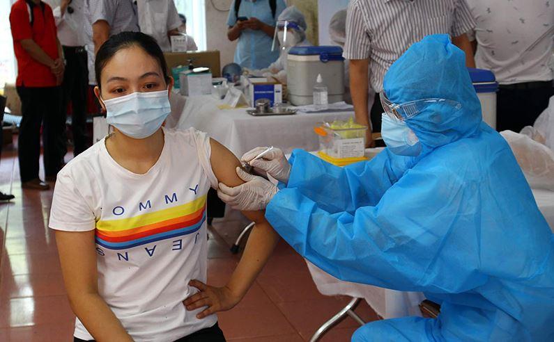 Cán bộ y tế của bệnh viện Răng hàm mặt Trung Ương TP. HCM đang tiêm vaccine cho người dân. (Ảnh: internet)