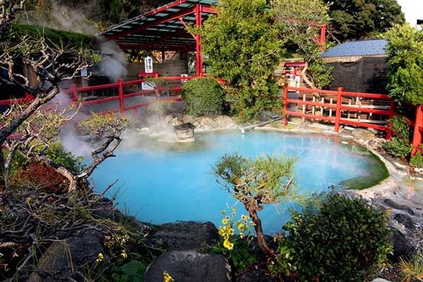 Tắm onsen cũng được sử dụng để chữa các vết thương ngoài da, phục hồi chức năng sau phẫu thuật, những bệnh như thấp khớp kinh niên, đau dây thần kinh, các bệnh về gan, túi mật, cao huyết áp, liệt nửa người