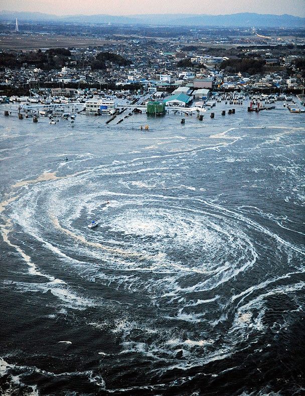 Xoáy nước hình thành ở ngoài khơi tỉnh Ibaraki ngày 11/3/2011. Ảnh: Reuters.