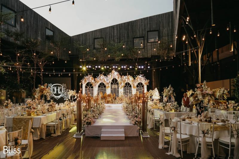 Tại Bliss Weddings & Events Planner Vietnam có các phong cách thiết kế tiệc cưới từ phong cách nghệ thuật đương đại,  phong cách độc đáo phương Đông đến ﻿phong cách sang trọng