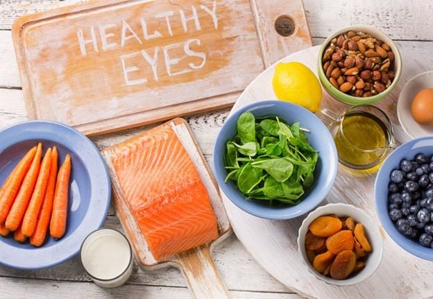 Bổ sung các thực phẩm xanh và thực phẩm giàu Vitamin A, Vitamin C, lutein và beta carotene