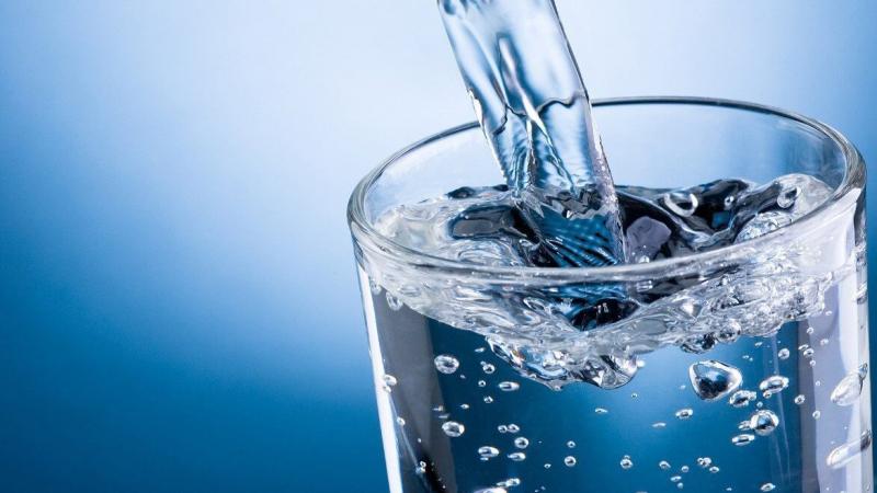 Uống nhiều nước không chỉ giúp bạn loại bỏ độc tố ra khỏi cơ thể mà còn giúp da bạn thêm tươi trẻ và mịn màng.