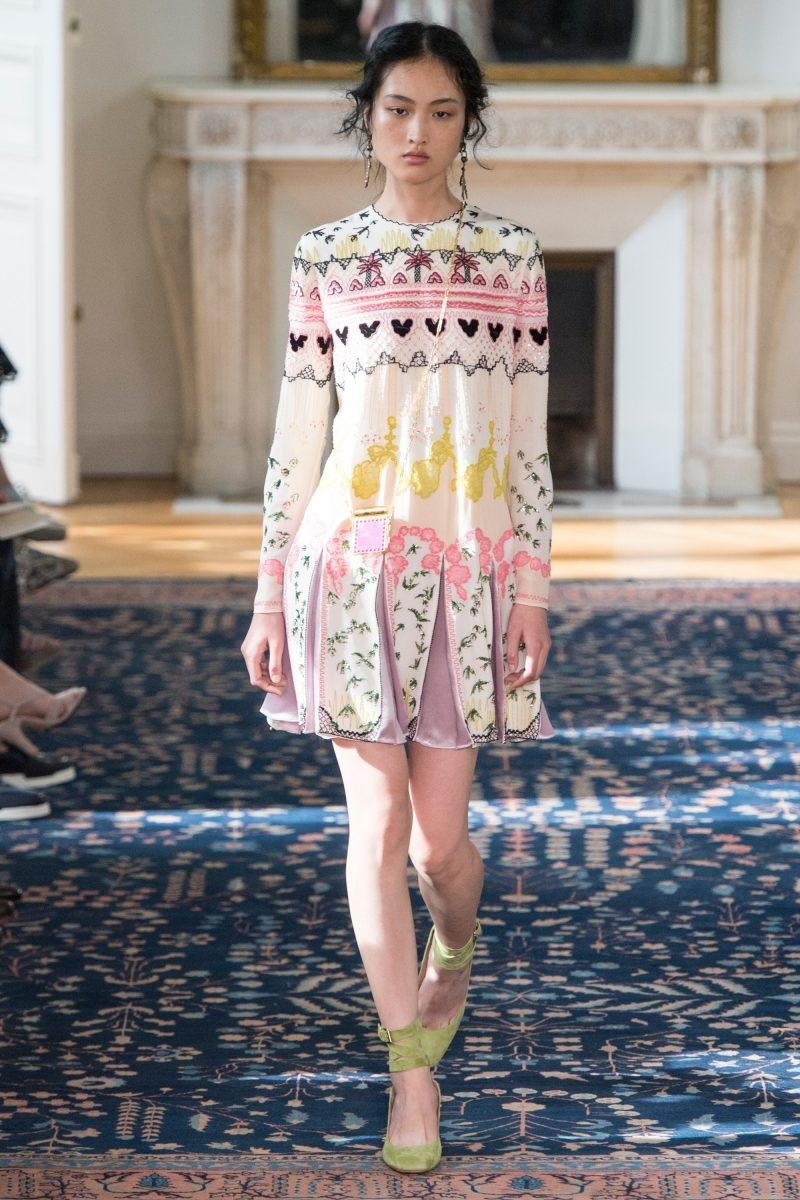 Mẫu váy chữ A độc đáo trong bst xuân hè 2017 của thương hiệu Valentino vừa ra mắt