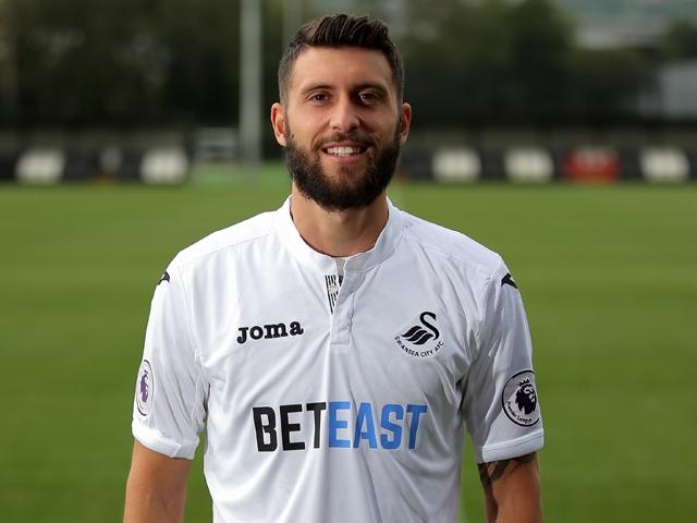 Borja Baston ra mắt Swansea