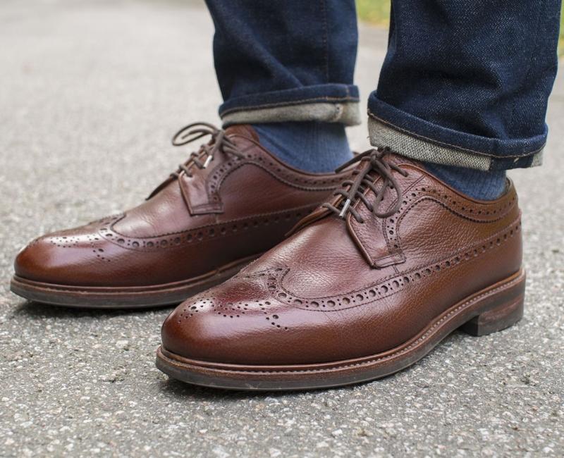 Hàng lỗ kéo dài dọc bên thân làm Brogues thêm tinh tế và sang trọng hơn