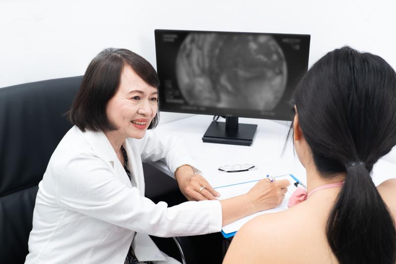 BS.CKI Trần Thị Kim Phượng – 37 năm kinh nghiệm thăm khám, tầm soát cổ tử cung và điều trị viêm phụ khoa
