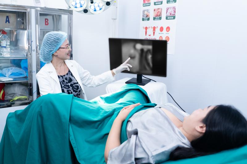 BS.CKI Trần Thị Kim Phượng – 37 năm kinh nghiệm thăm khám, tầm soát cổ tử cung và điều trị viêm phụ khoa
