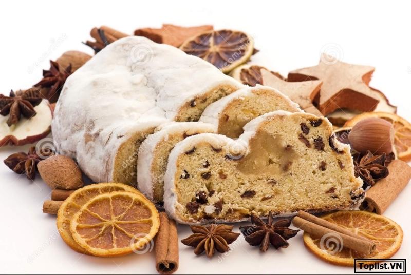 Bánh Stollen được làm với hoa quả khô, có vị ấm của quế, bạch đậu khấu và rượu Rum