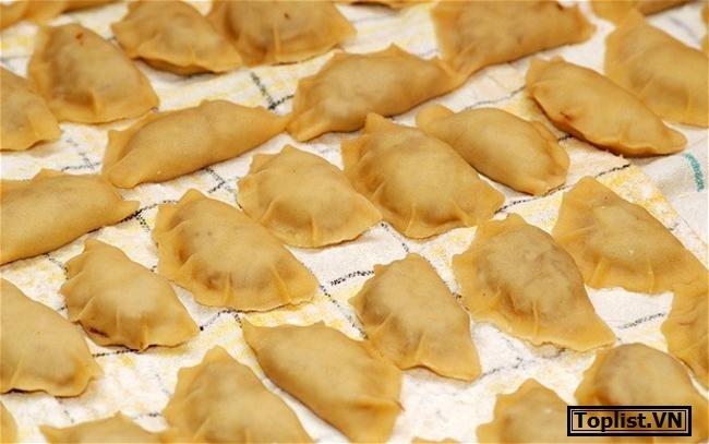 Bánh bao nhỏ Pierog trong bữa tiệc Giáng Sinh tại Ba Lan