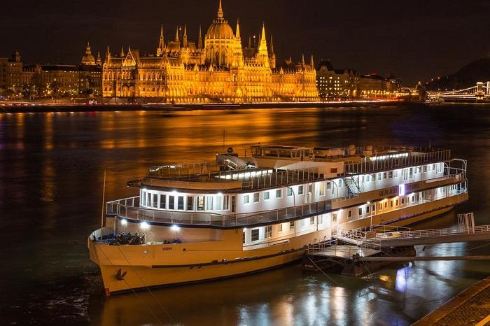 Đi thuyền trên sông Danube ngắm cảnh thơ mộng