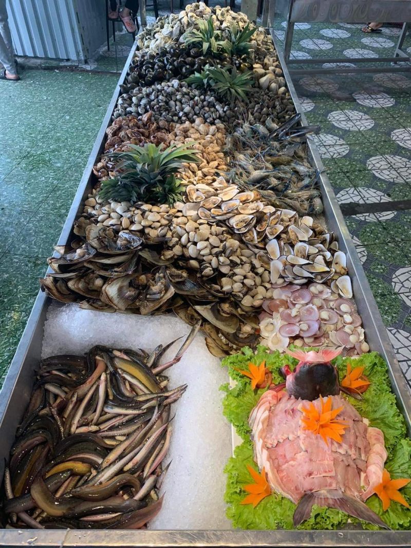 Buffet hải sản phố biển Phạm Văn Đồng có món ăn gì đặc trưng?
